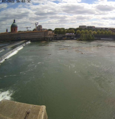 Samedi 30 juillet, 16h03, la petite montée d’eau est là, la chute d’eau s’est étalée et les roches sont sous l’eau : 72 m3/s 