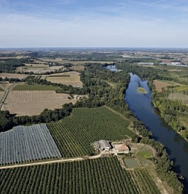 Vue aérienne de la Garonne dans le 82