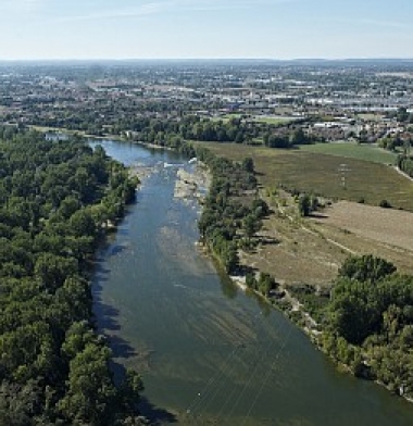 Vue aérienne de la Garonne et de la plaine en aval de Portet-sur-Garonne en Haute-Garonne